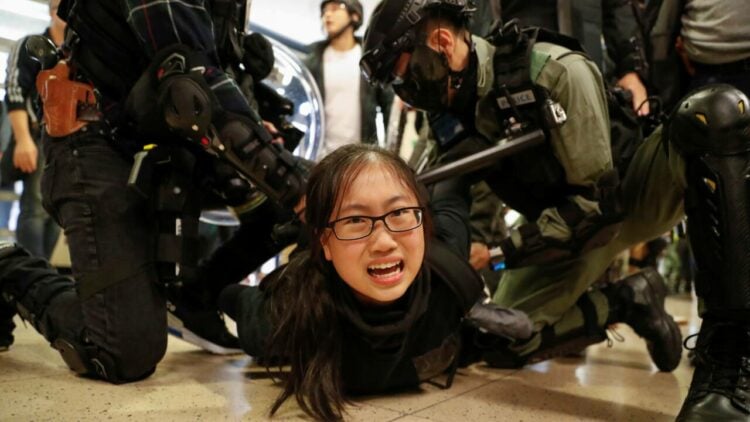 एक लोकतंत्र समर्थक को दबोचते हुए हांगकांग के पुलिस वाले (फाइल चित्र)