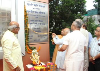 "सुदर्शन स्मृति" एवं "आरोग्यम सभागार" का लोकार्पण करते हुए श्री सुरेश सोनी और अन्य अतिथि