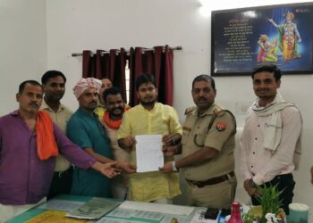 पुलिस में शिकायत दर्ज कराते हुए