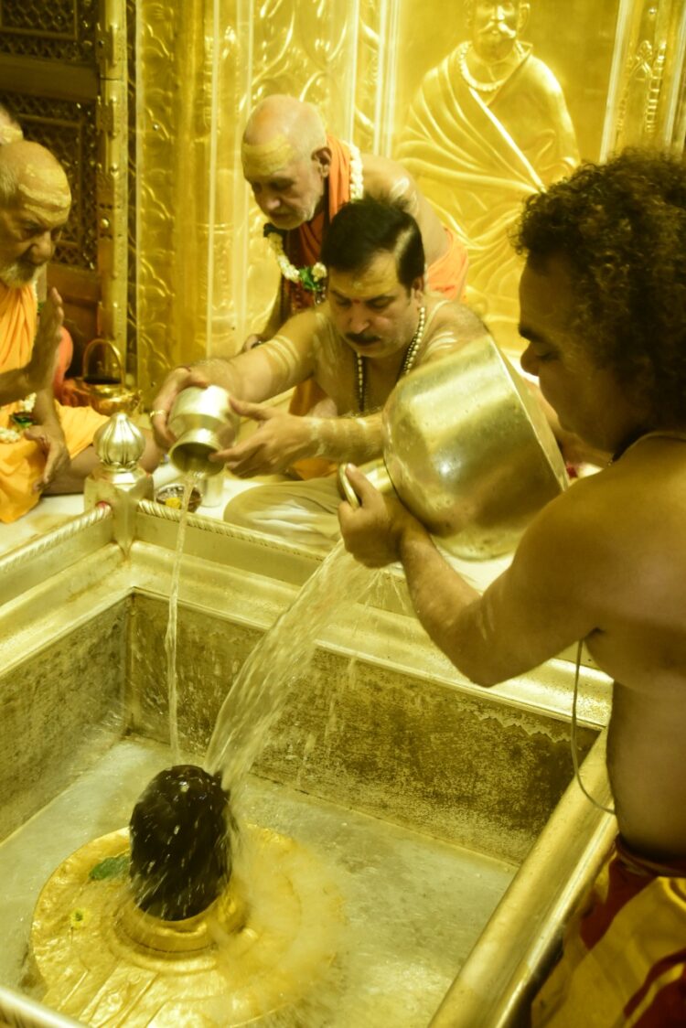 भगवान शिव का जलाभिषेक करते हुए