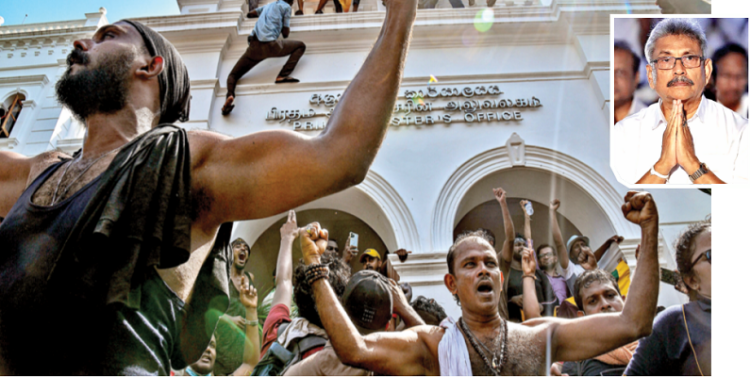 कोलंबो में प्रधानमंत्री कार्यालय पर उत्पात मचाते उपद्रवी। प्रकोष्ठ में गोतबाया राजपक्षे