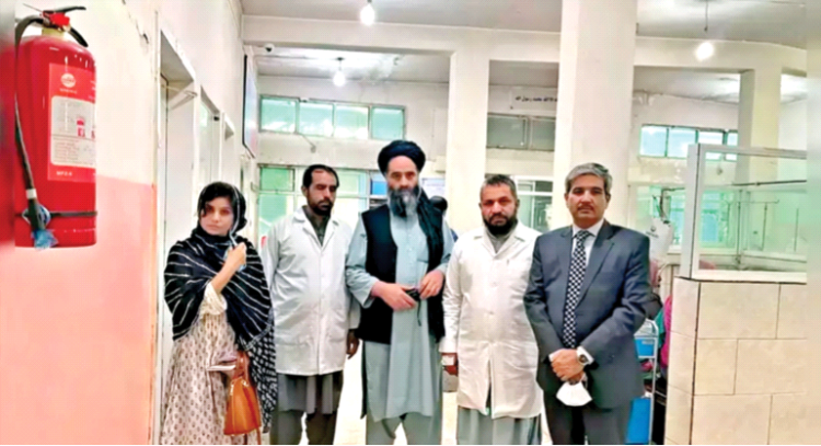 अफगानिस्तान पहुंचे भारत के विदेश मंत्रालय के दल के साथ तालिबान अधिकारी