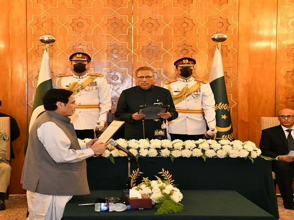परवेज इलाही को पंजाब के मुख्यमंत्री पद की शपथ दिलाते हुए राष्ट्रपति अल्वी