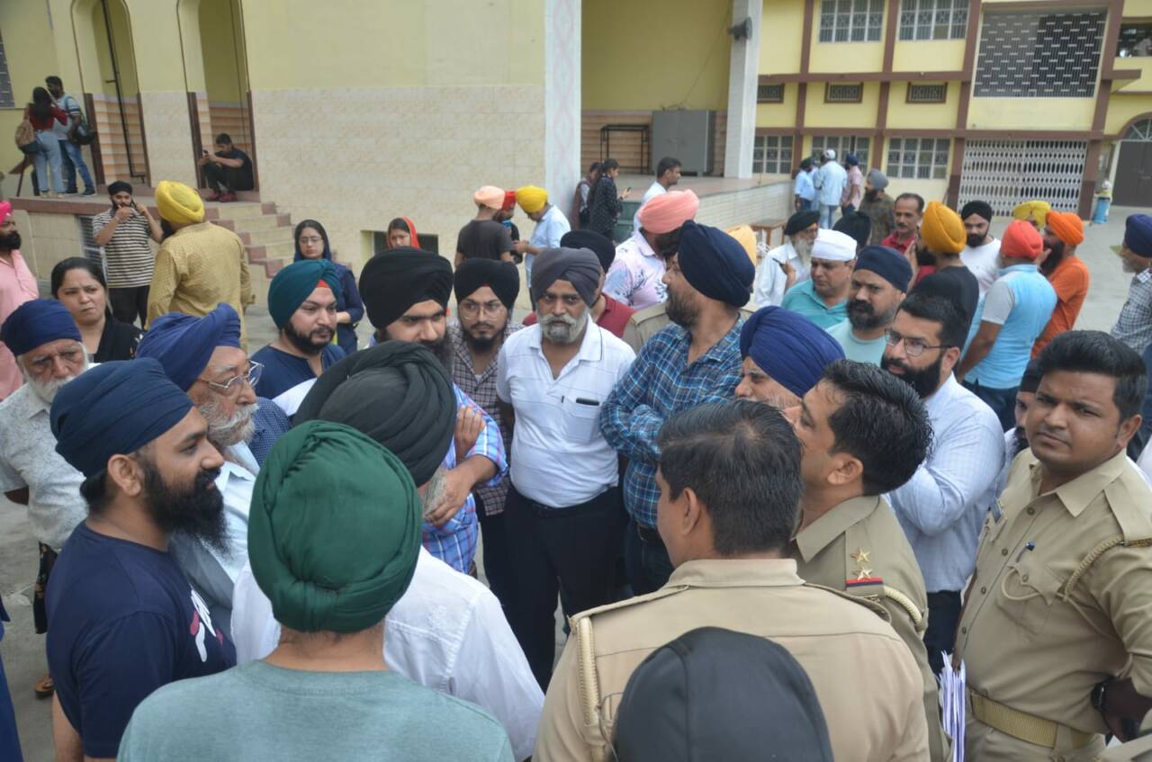 Sikh students stopped from wearing turbans in missionary school, uproar in Bareilly