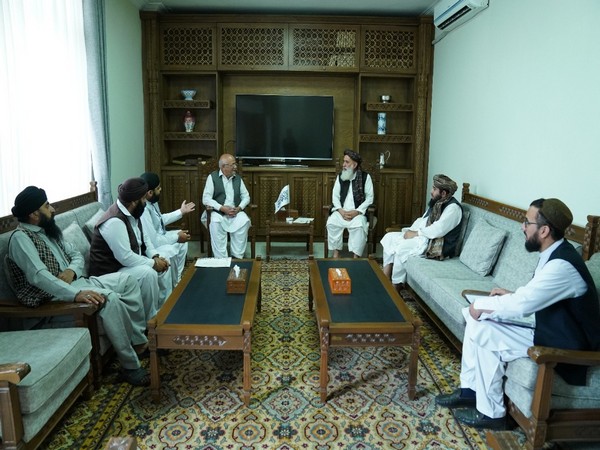 काबुल में राज्य मंत्री कार्यालय के महानिदेशक मुल्ला अब्दुल वसी से बात करते हुए हिंदू और सिख नेता
