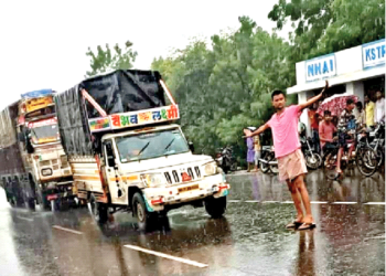 यातायात व्यवस्था संभालता एक स्वयंसेवक