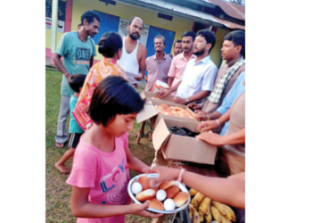 एक राहत शिविर में भोजन सामग्री वितरित करते सेवा भारती के कार्यकर्ता