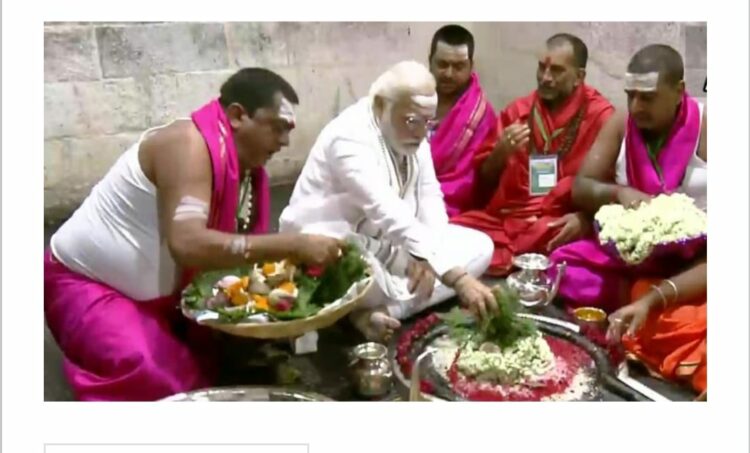 बाबा बैद्यनाथ की पूजा-अर्चना करते प्रधानमंत्री नरेंद्र मोदी