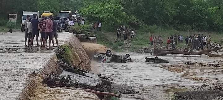 रामनगर में घटनास्थल की तस्वीर। हादसे में एक युवती को बचा लिया गया है