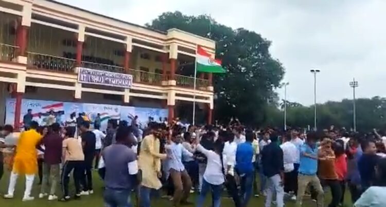 काशी हिन्दू विश्वविद्यालय के मैदान में अश्लील गाने पर नृत्य