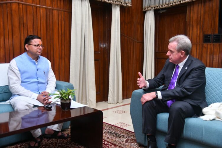ऑस्ट्रेलिया के उच्चायुक्त बैरी ओ’ फैरेल से बातचीत करते मुख्यमंत्री पुष्कर सिंह धामी