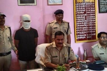 पुलिस गिरफ्त में आरोपी ताहिर खान