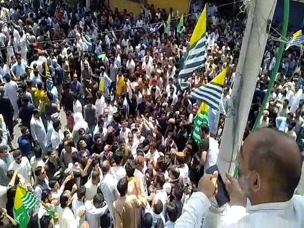 मुजफ्फराबाद में पाकिस्तान सरकार के विरुद्ध हुई जबरदस्त रैली