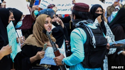 तालिबान बंदूकधारियों के सामने निडर होकर विरोध प्रदर्शन कर रही हैं अफगानिस्तान में महिलाएं   (फाइल चित्र)