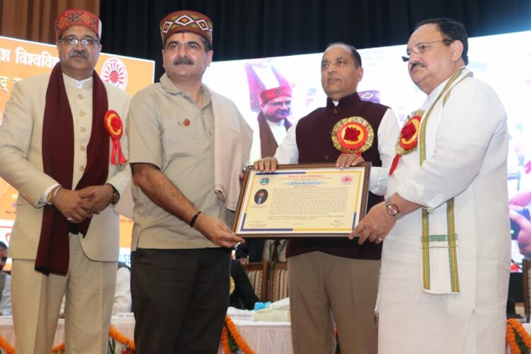 अमित आर्य को सम्मानित करते भाजपा के राष्ट्रीय अध्यक्ष जेपी नड्डा और मुख्यमंत्री जयराम ठाकुर