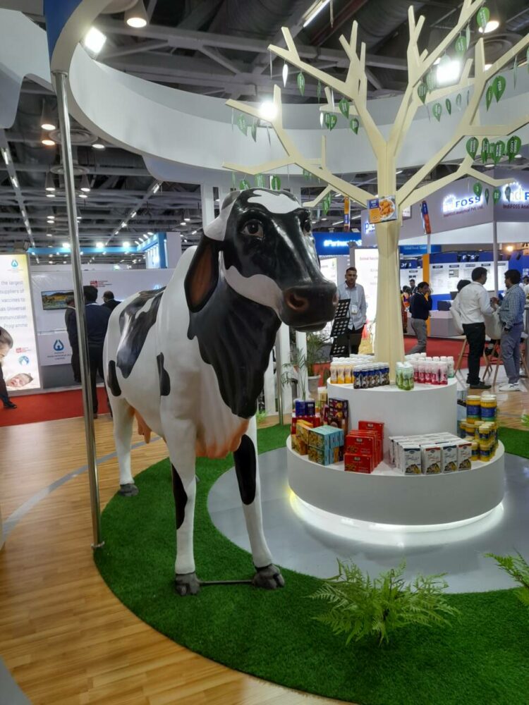 सम्मेलन स्थल पर लगी ‘कर्नाटक मिल्क फेडरेशन’ की ‘स्टॉल’ पर गाय की एक सुन्दर प्रतिमा