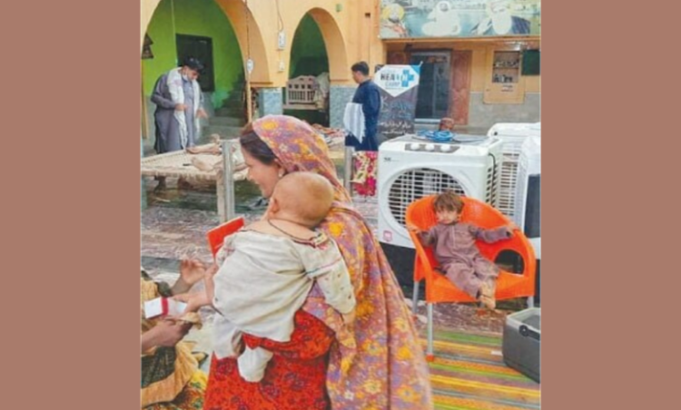 माधव दास मंदिर में शरण लिए एक बाढ़ पीड़ित मुस्लिम परिवार