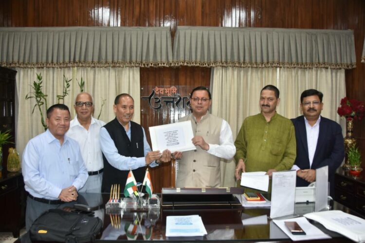 मुख्यमंत्री पुष्कर सिंह धामी को रिपोर्ट सौंपते समिति के सदस्य