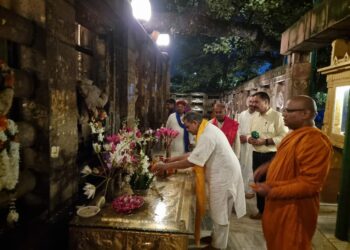 प्रसिद्ध बौद्ध मंदिर में पूजा-अर्चना करते दत्तात्रेय होसबाले जी