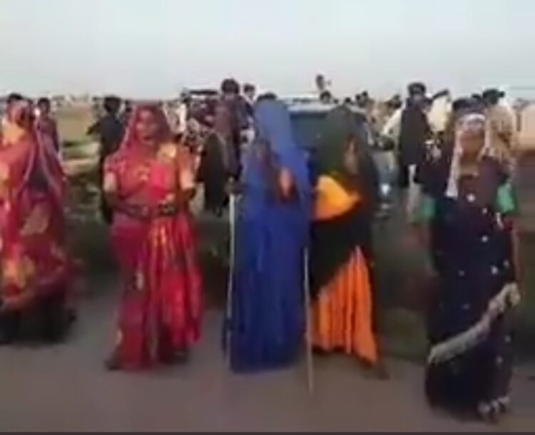 सड़क जाम करके खड़ीं आक्रोशित हिन्दू महिलाएं  (वीडियो से लिया चित्र)