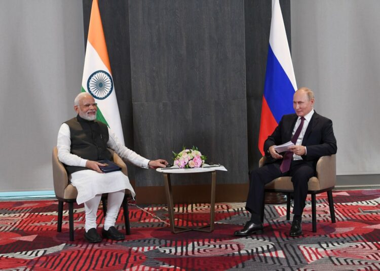 रूस के राष्ट्रपति व्लादिमीर पुतिन से वार्ता करते प्रधानमंत्री नरेंद्र मोदी