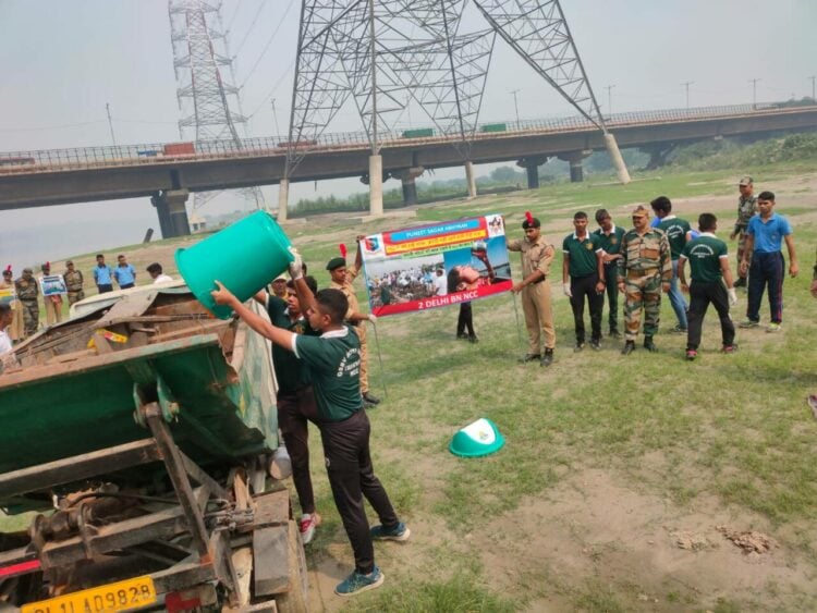 दिल्ली में यमुना नदी के एक घाट की सफाई करते एनसीसी के कैडेट्स 