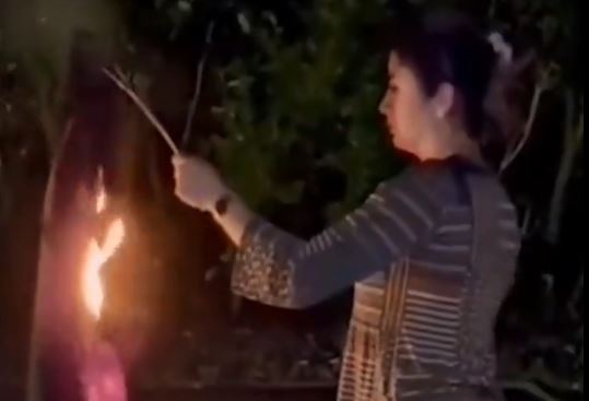 ईरान में बुर्का जलाती महिला