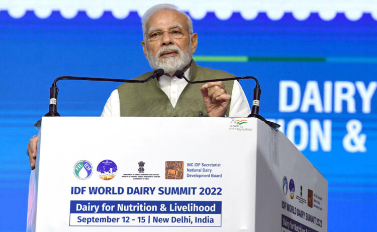 विश्व डेयरी सम्मेलन में विचार रखते प्रधानमंत्री नरेंद्र मोदी