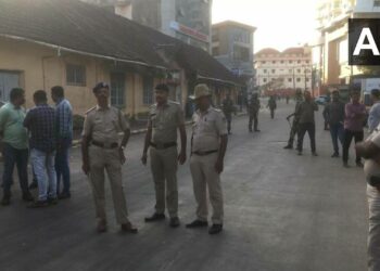 कर्नाटक में पीएफआई के ठिकानों पर छापेमारी के दौरान तैनात पुलिस।