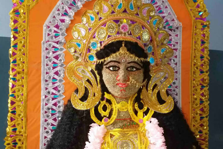 पटना में बाजरे से बनी देवी दुर्गा की एक दिव्य प्रतिमा