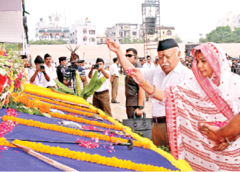 उद्बोधन से पूर्व शस्त्र पूजन करते हुए सरसंघचालक श्री भागवत व मुख्य अतिथि श्रीमती संतोष यादव