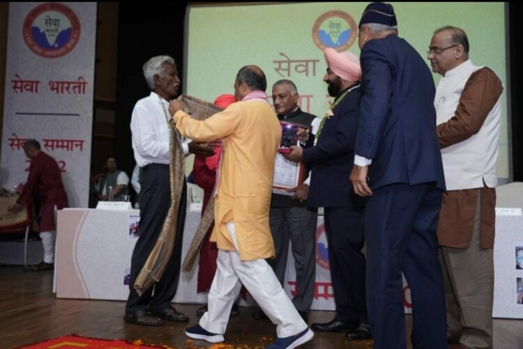 चलासनी बाबू राजेंद्र प्रसाद को सेवा रत्न सम्मान प्रदान करते हुए ले- जन- (से-नि-) गुरमीत सिंह, साथ में हैं श्री पराग अभ्यंकर, जनरल वीके सिंह,श्री कुलभूषण आहूजा, श्री रमेश अग्रवाल