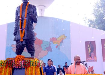 सरदार पटेल की जयंती पर आयोजित कार्यक्रम में लोगों को संबोधित करते मुख्यमंत्री योगी आदित्यनाथ।