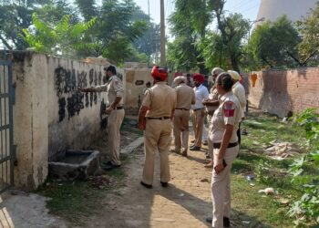 खालिस्तानी नारों को मिटाते पुलिसकर्मी