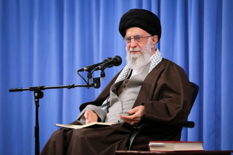 ईरान के सबसे बड़े शिया मजहबी नेता अयातुल्ला अली खामेनेई