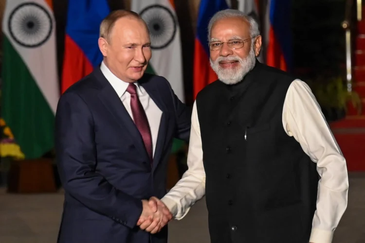 राष्ट्रपति पुतिन के साथ प्रधानमंत्री नरेन्द्र मोदी   (फाइल चित्र)