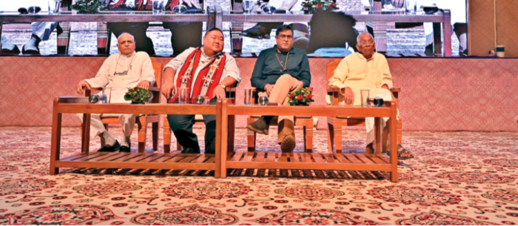 (बाएं से) प्रो. भगवर्ती प्रकाश शर्मा, तेमजेन इम्ना अलांग, हितेश शंकर और बनवारी जी