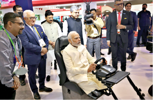 प्रधानमंत्री नरेंद्र मोदी 1 अक्तूबर को 5जी तकनीक का उद्घाटन करते हुए