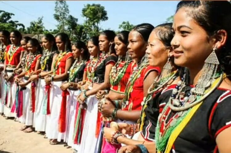 दीपावली पर सांस्कृतिक कार्यक्रम प्रस्तुत करतीं थारू जनजाति की महिलाएं (फाइल चित्र)