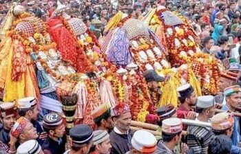 खराहल, ऊझी घाटी, बंजार, सोज, रूपी वैली से कुल्लू आने वाली सड़कों पर देव जयघोष के स्वर ही गूंज रहे हैं।