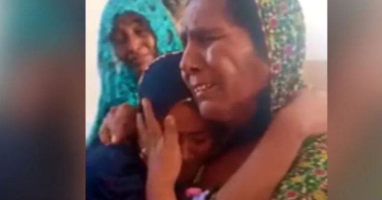 कोर्ट के फैसले के बाद फफक कर रो पड़ी हिंदू बच्ची