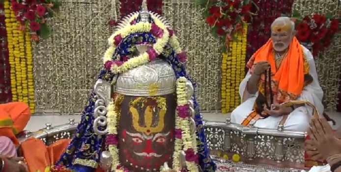 महाकालेश्वर मंदिर में पूजन करते प्रधानमंत्री नरेंद्र मोदी