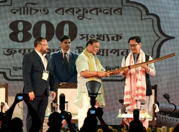 महानायक लाचित बरफुकन की 400वीं जयंती पर आयोजित कार्यक्रम में केंद्रीय कानून मंत्री किरेन रिजिजू को तलवार भेंट करते असम के मुख्यमंत्री हिमंत बिस्वा सरमा।