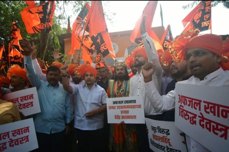 अफजल खान की मजार के पास अवैध निर्माण गिराने के बाद खुशी मनाते महाराष्ट्र भाजपा के कार्यकर्ता
