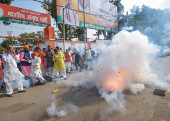 पटना में जीत की खुशी मनाते भाजपा कार्यकर्ता  