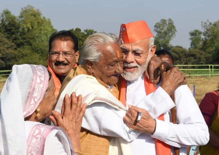 गुजरात के दाहोद में चुनावी जनसभा के दौरान प्रधानमंत्री नरेंद्र मोदी 103 साल के सुमन भाई से भी गले मिले। उन्होंने यह फोटो सोशल मीडिया पर शेयर भी की।