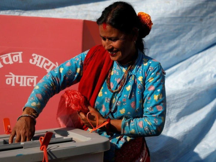 चुनाव में वोट डालती हुई एक महिला