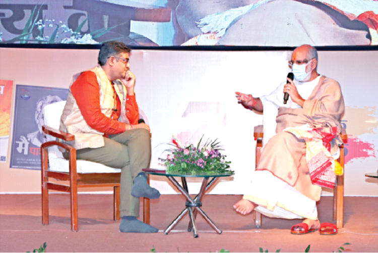 कर्णावती में पाञ्चजन्य द्वारा आयोजित संवाद में पूज्य श्री रमेश भाई ओझा से बातचीत करते पाञ्चजन्य के संपादक हितेश शंकर