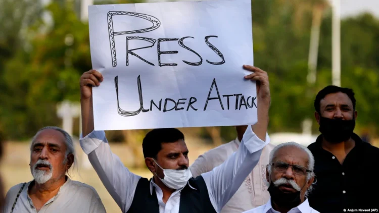 'प्रेस पर खतरे' को लेकर चिंतित हैं पाकिस्तान के पत्रकार   (फाइल चित्र)