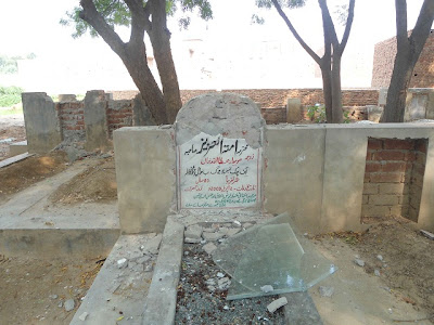 मजहबी उन्मादियों द्वारा खंडित की गई अहमदिया समुदाय की एक कब्र   (फाइल चित्र)
